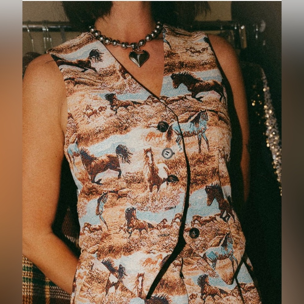 Dressed in LALA Tapestry Horse Print Button-Up Vest Sz Large - Picture 7 of 7